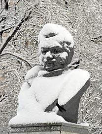 Памятник Давыдову в снегу