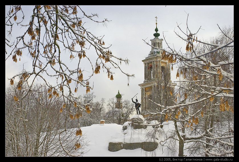 Рождественский собор и памятник Дорохову