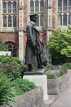 Памятник фельдмаршалу Хейгу в Клиффорд Колледж